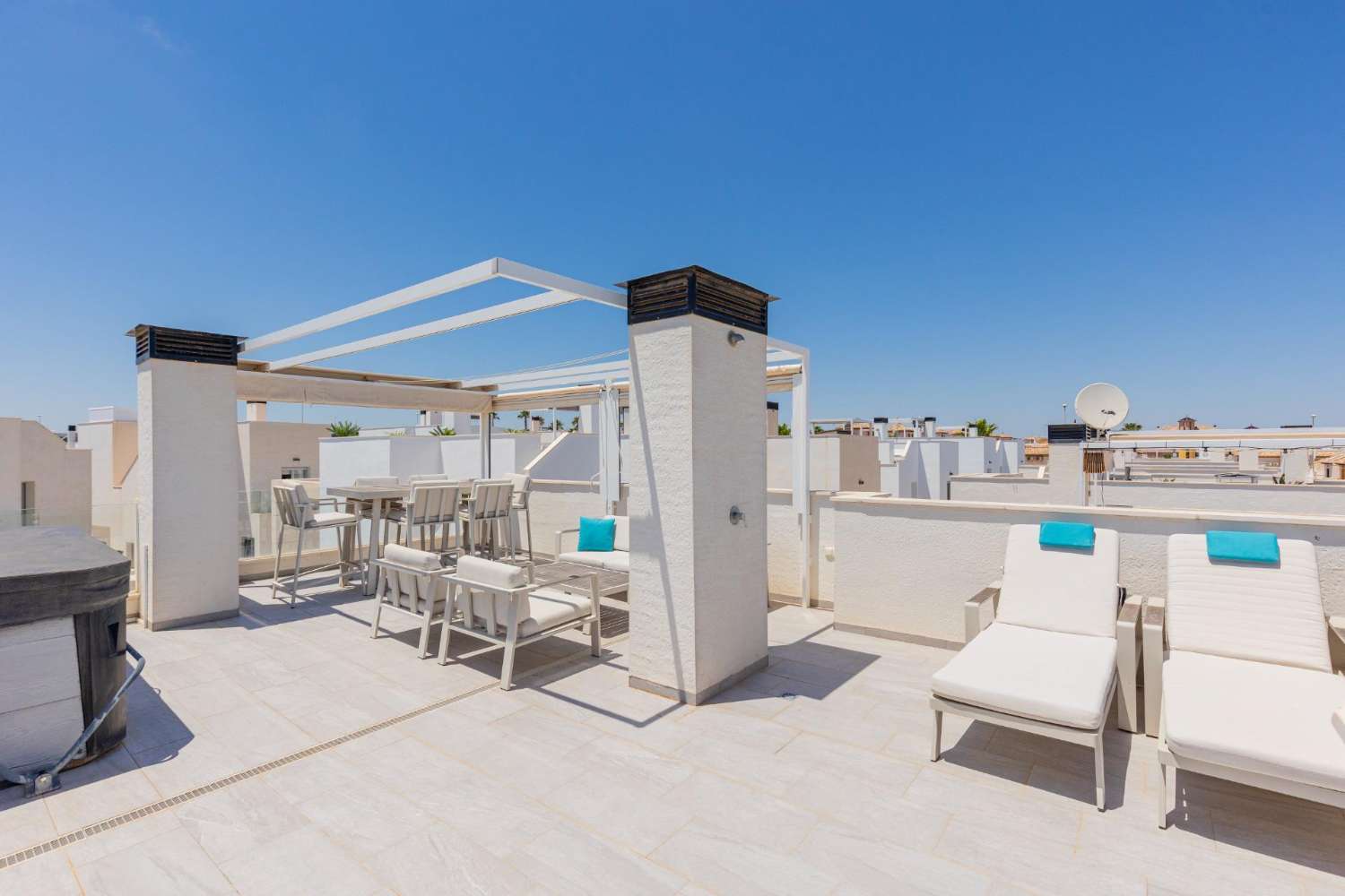 EXCLUSIEVE SEMI-NIEUWE VILLA MET PRIVÉZWEMBAD, GROTE KELDER EN ZEEZICHT IN LOMAS DE CABO ROIG