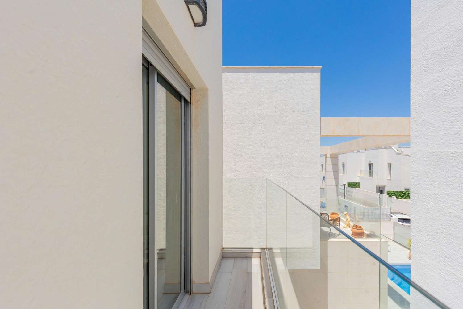 EXCLUSIEVE SEMI-NIEUWE VILLA MET PRIVÉZWEMBAD, GROTE KELDER EN ZEEZICHT IN LOMAS DE CABO ROIG