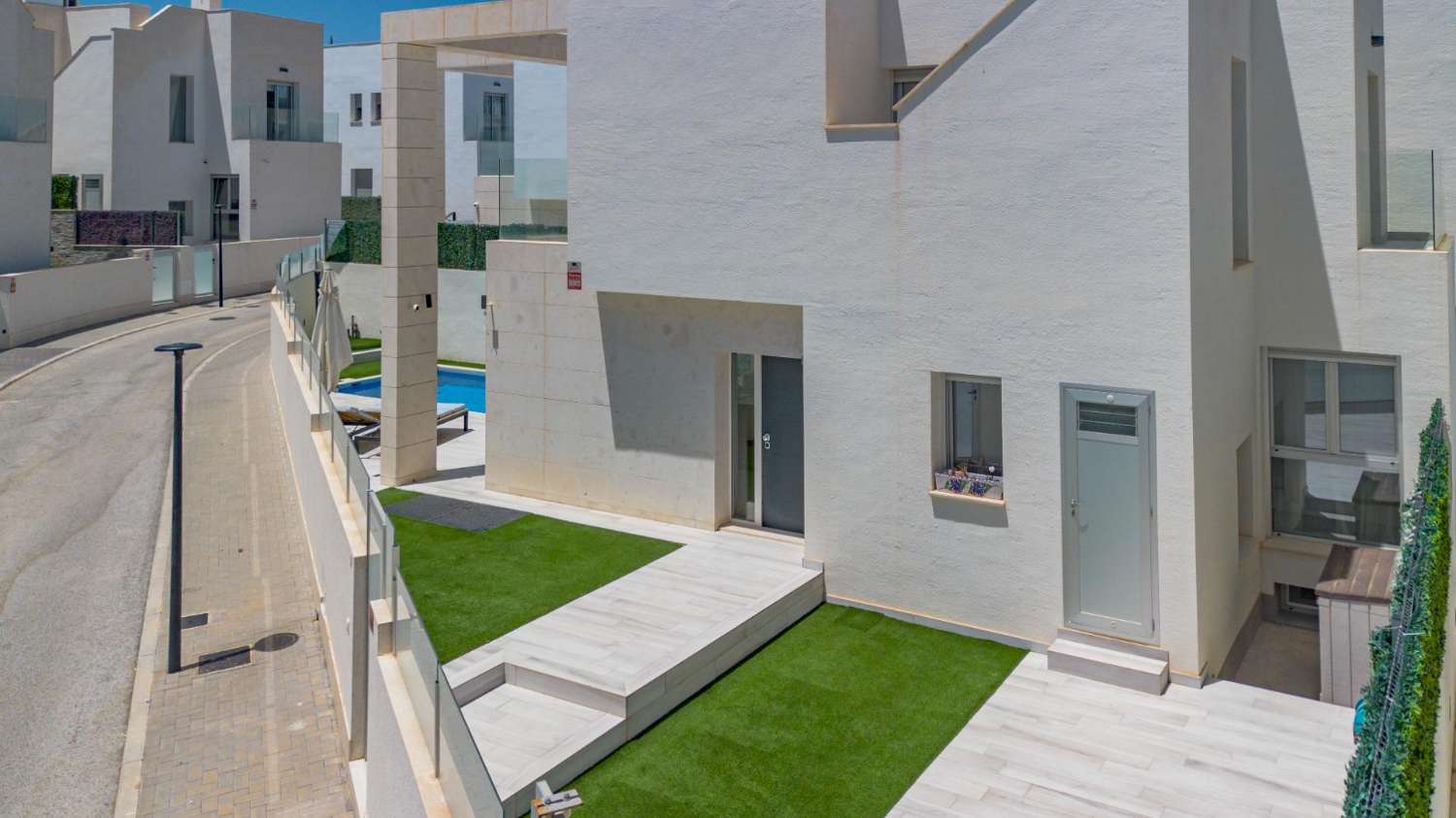 EXCLUSIEVE SEMI-NIEUWE VILLA MET PRIVÉZWEMBAD, GROTE KELDER EN ZEEZICHT IN LOMAS DE CABO ROIG