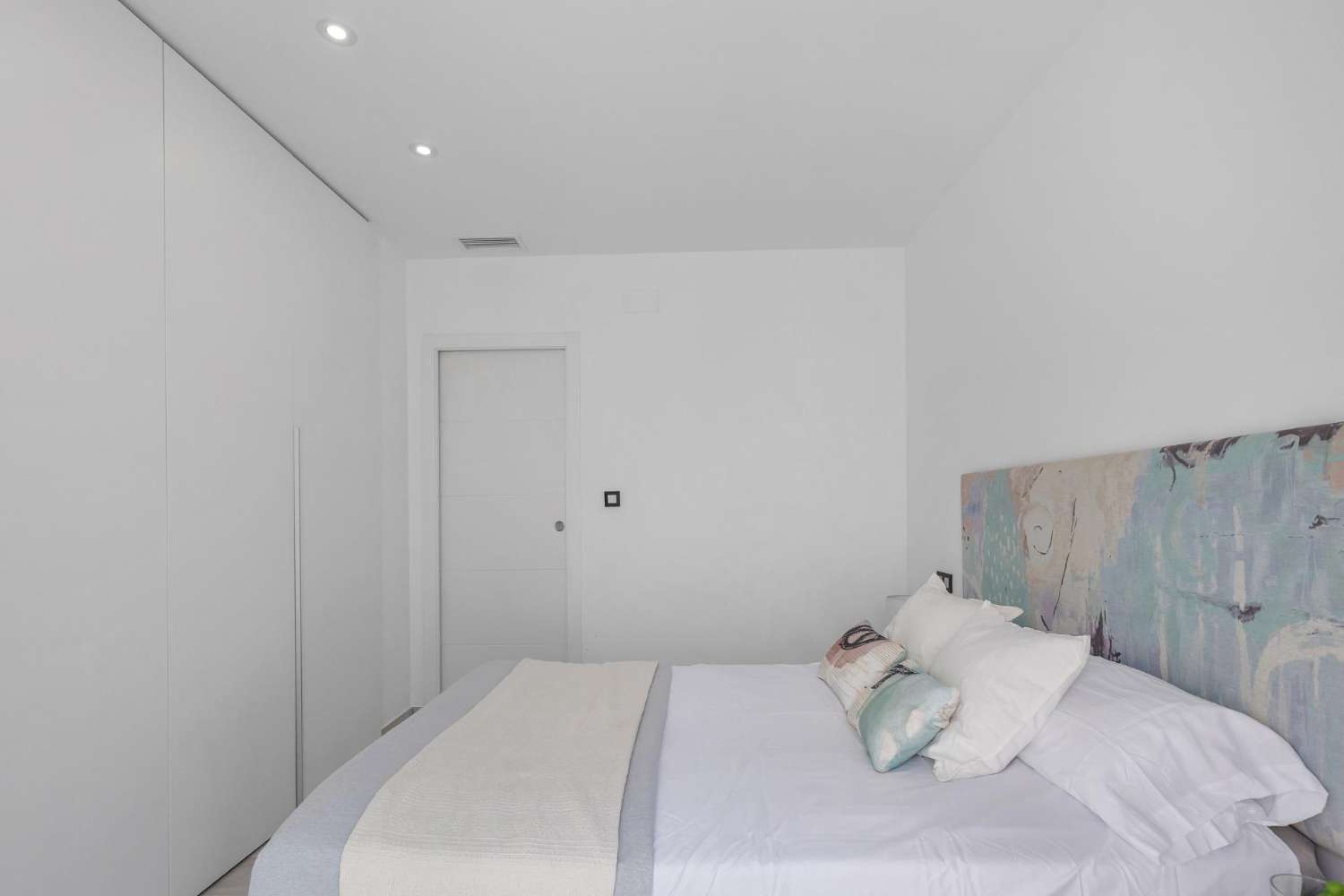 EXCLUSIEVE SEMI-NIEUWE VILLA MET PRIVÉZWEMBAD, GROTE KELDER EN ZEEZICHT IN LOMAS DE CABO ROIG