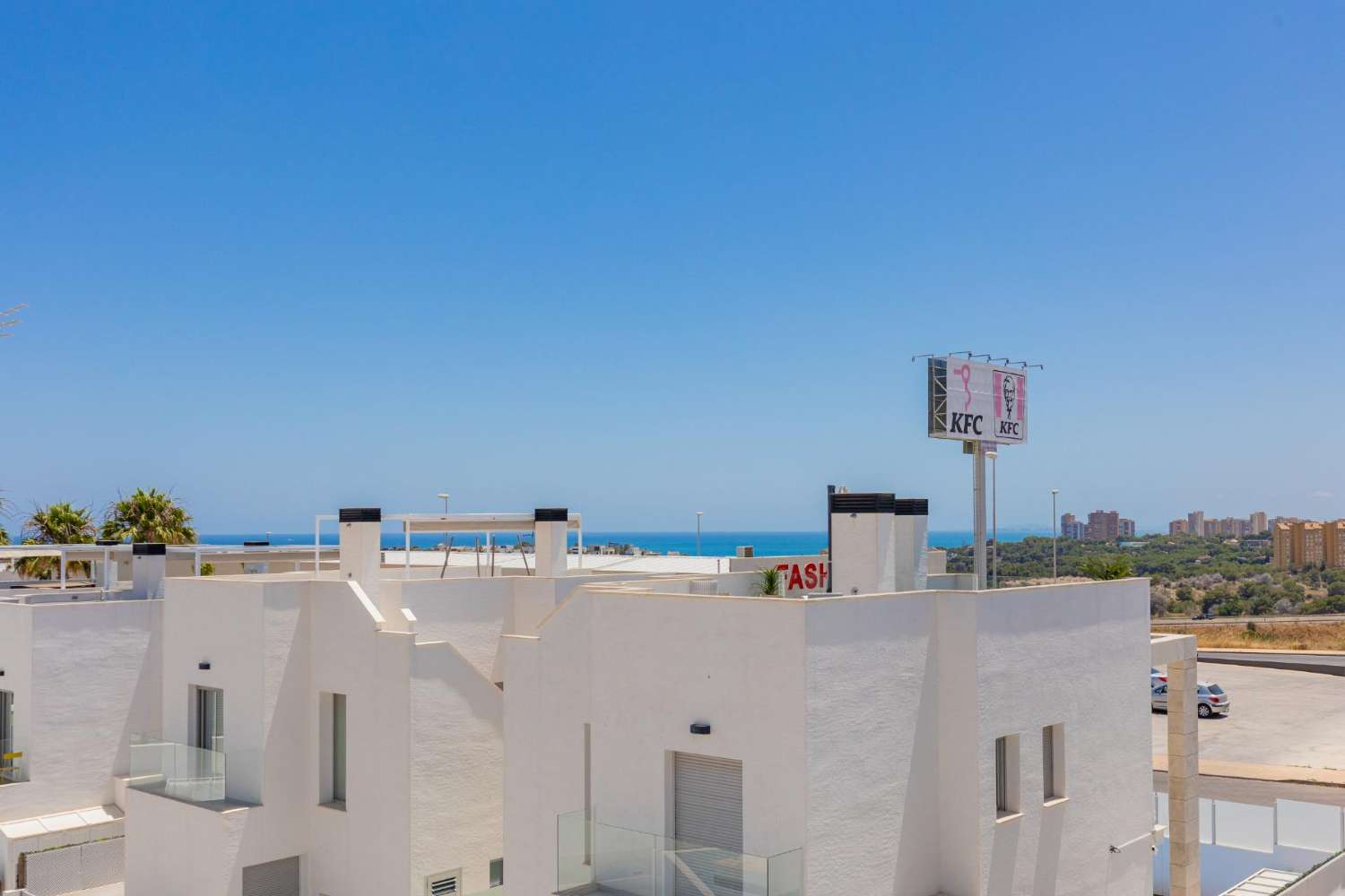 EXCLUSIEVE SEMI-NIEUWE VILLA MET PRIVÉZWEMBAD, GROTE KELDER EN ZEEZICHT IN LOMAS DE CABO ROIG