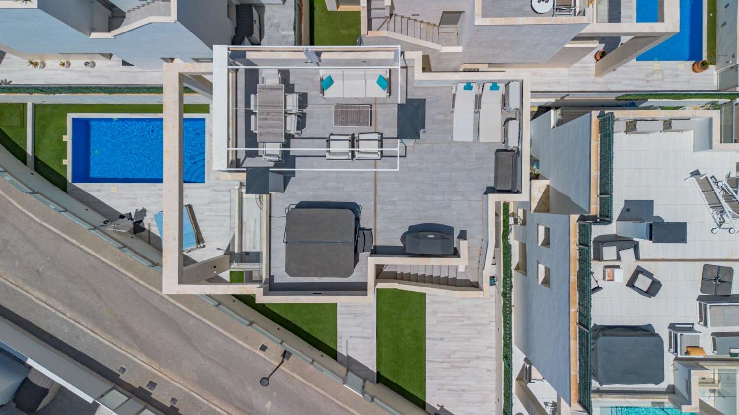 EXCLUSIEVE SEMI-NIEUWE VILLA MET PRIVÉZWEMBAD, GROTE KELDER EN ZEEZICHT IN LOMAS DE CABO ROIG
