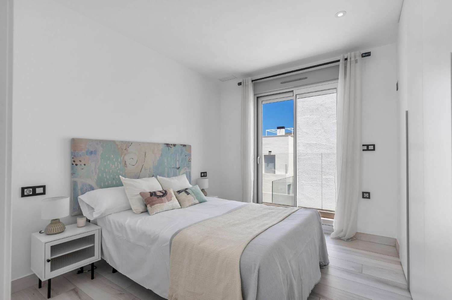 EXCLUSIEVE SEMI-NIEUWE VILLA MET PRIVÉZWEMBAD, GROTE KELDER EN ZEEZICHT IN LOMAS DE CABO ROIG