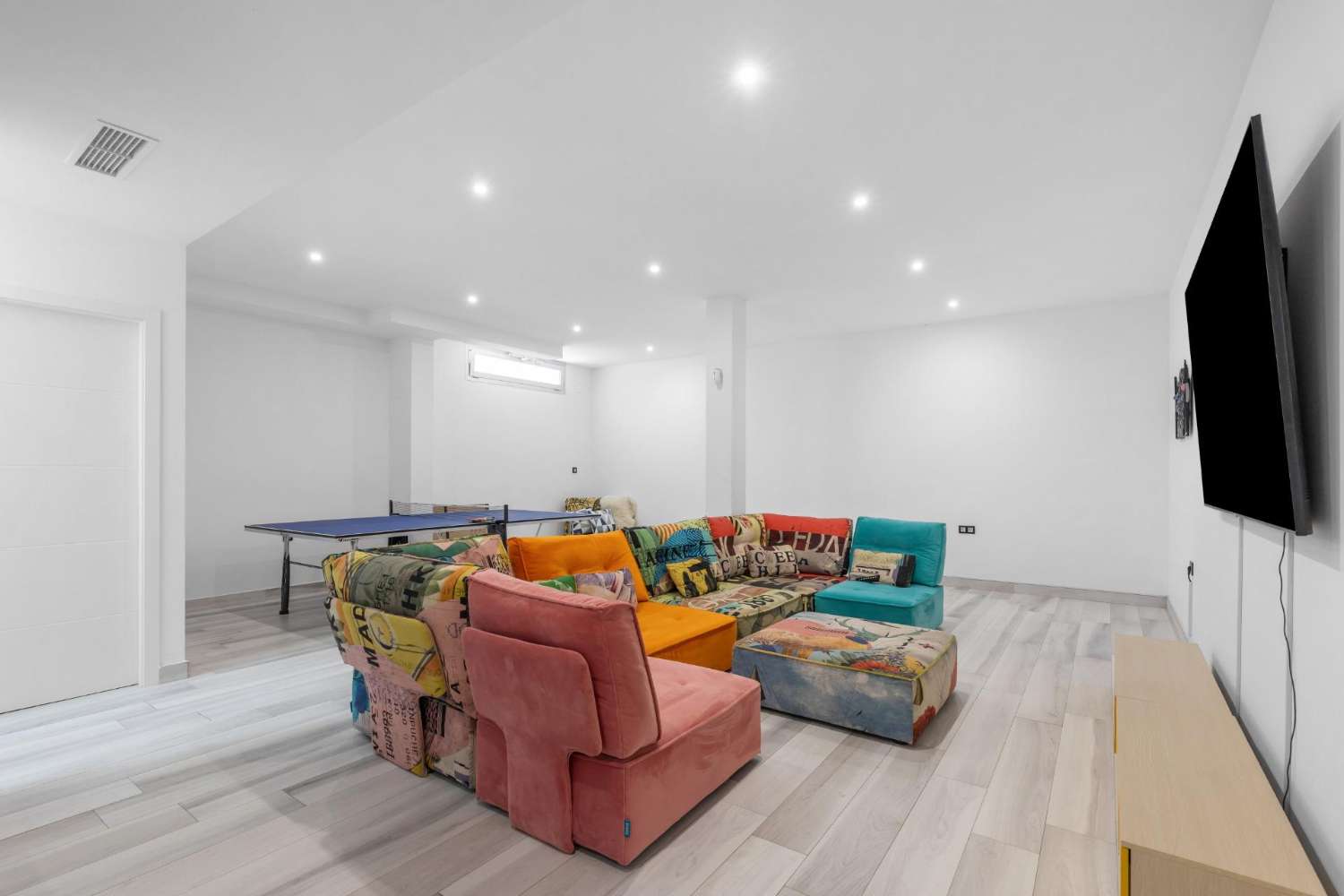 EXCLUSIEVE SEMI-NIEUWE VILLA MET PRIVÉZWEMBAD, GROTE KELDER EN ZEEZICHT IN LOMAS DE CABO ROIG