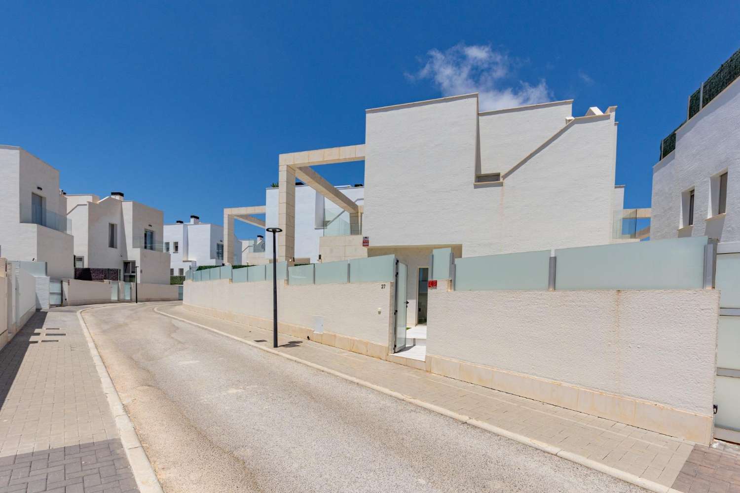EXCLUSIEVE SEMI-NIEUWE VILLA MET PRIVÉZWEMBAD, GROTE KELDER EN ZEEZICHT IN LOMAS DE CABO ROIG