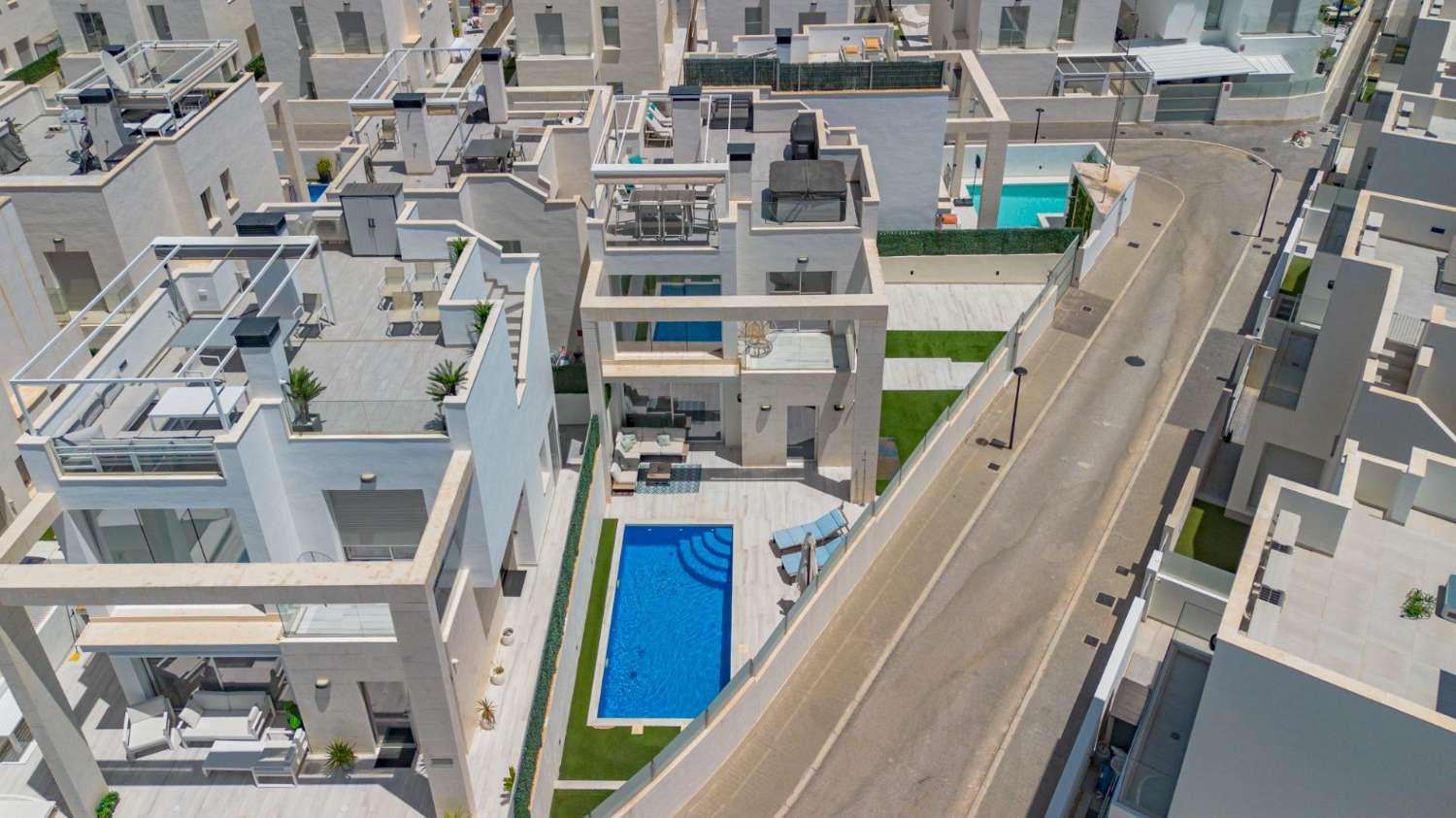 EXCLUSIEVE SEMI-NIEUWE VILLA MET PRIVÉZWEMBAD, GROTE KELDER EN ZEEZICHT IN LOMAS DE CABO ROIG
