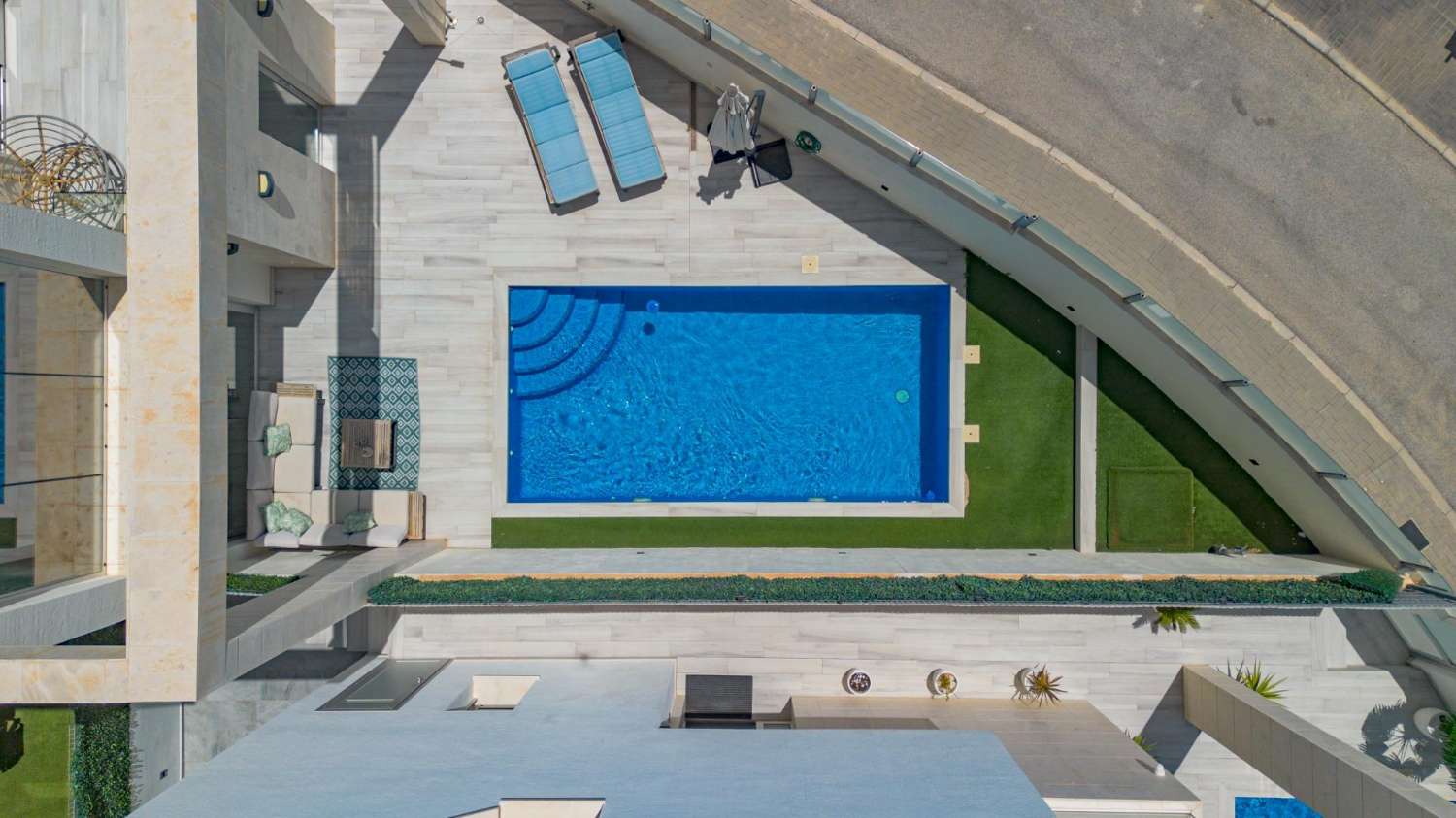 EXCLUSIEVE SEMI-NIEUWE VILLA MET PRIVÉZWEMBAD, GROTE KELDER EN ZEEZICHT IN LOMAS DE CABO ROIG