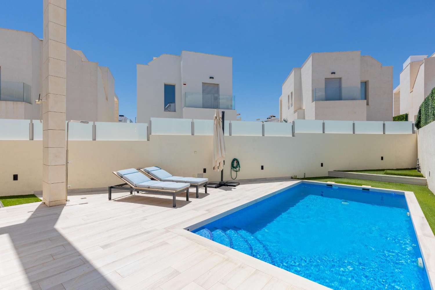 EXCLUSIEVE SEMI-NIEUWE VILLA MET PRIVÉZWEMBAD, GROTE KELDER EN ZEEZICHT IN LOMAS DE CABO ROIG