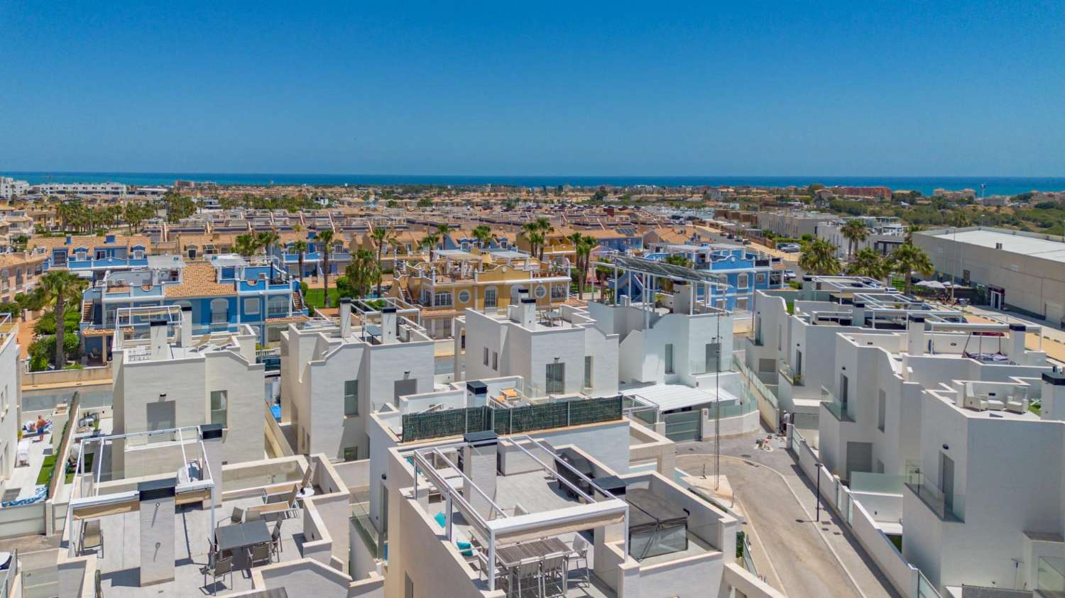 EXCLUSIEVE SEMI-NIEUWE VILLA MET PRIVÉZWEMBAD, GROTE KELDER EN ZEEZICHT IN LOMAS DE CABO ROIG