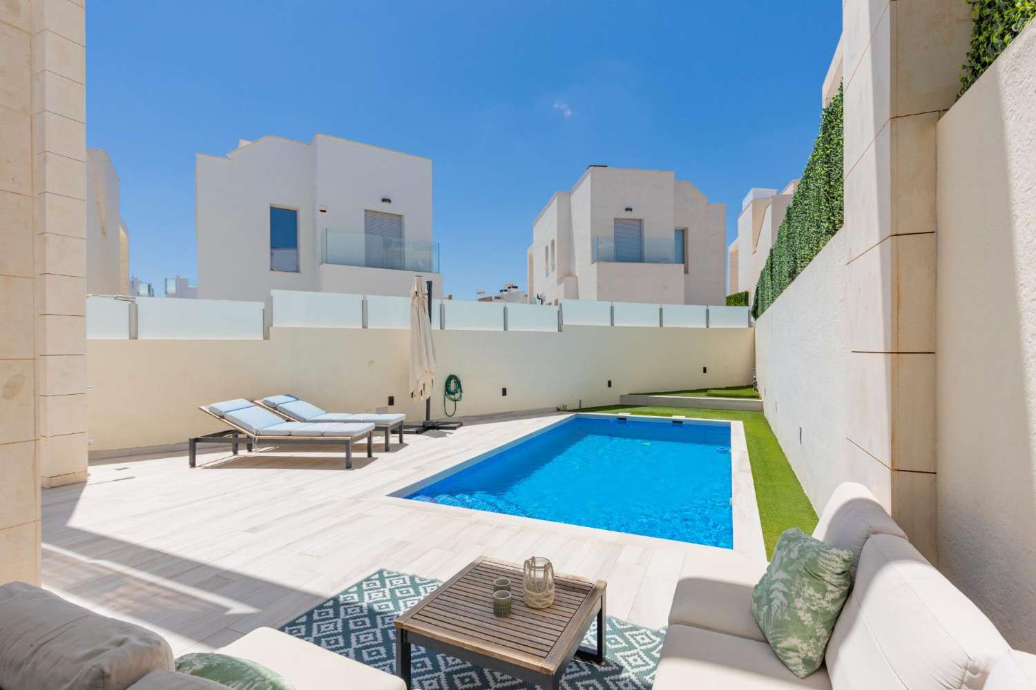 EXCLUSIEVE SEMI-NIEUWE VILLA MET PRIVÉZWEMBAD, GROTE KELDER EN ZEEZICHT IN LOMAS DE CABO ROIG