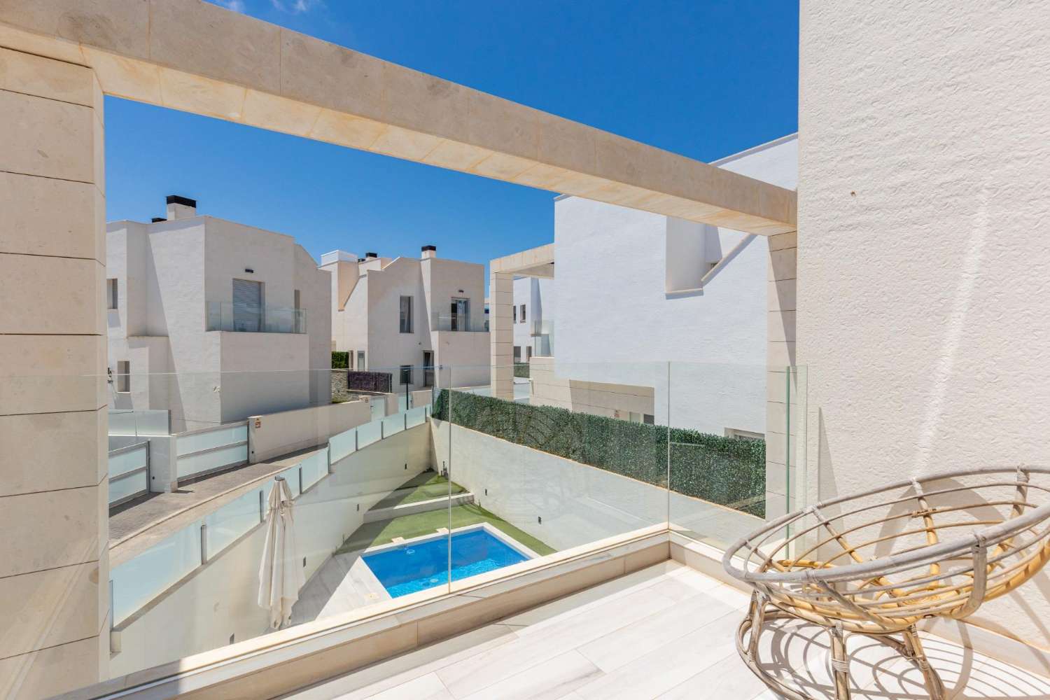 EXCLUSIEVE SEMI-NIEUWE VILLA MET PRIVÉZWEMBAD, GROTE KELDER EN ZEEZICHT IN LOMAS DE CABO ROIG