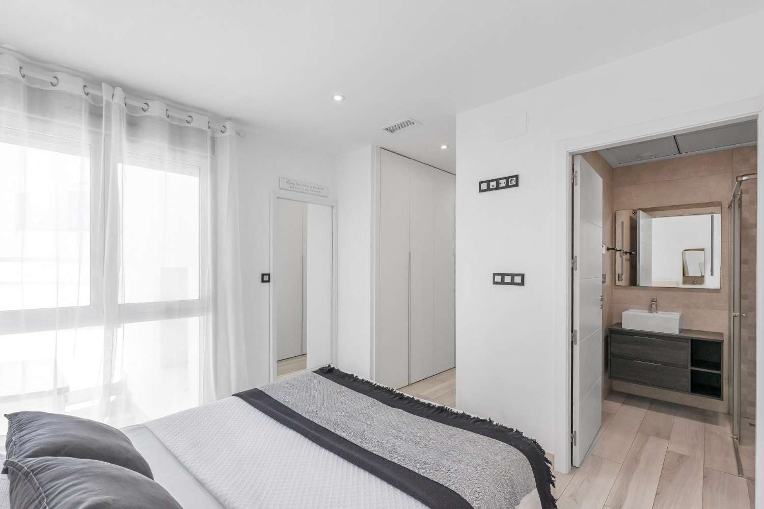 EXCLUSIEVE SEMI-NIEUWE VILLA MET PRIVÉZWEMBAD, GROTE KELDER EN ZEEZICHT IN LOMAS DE CABO ROIG
