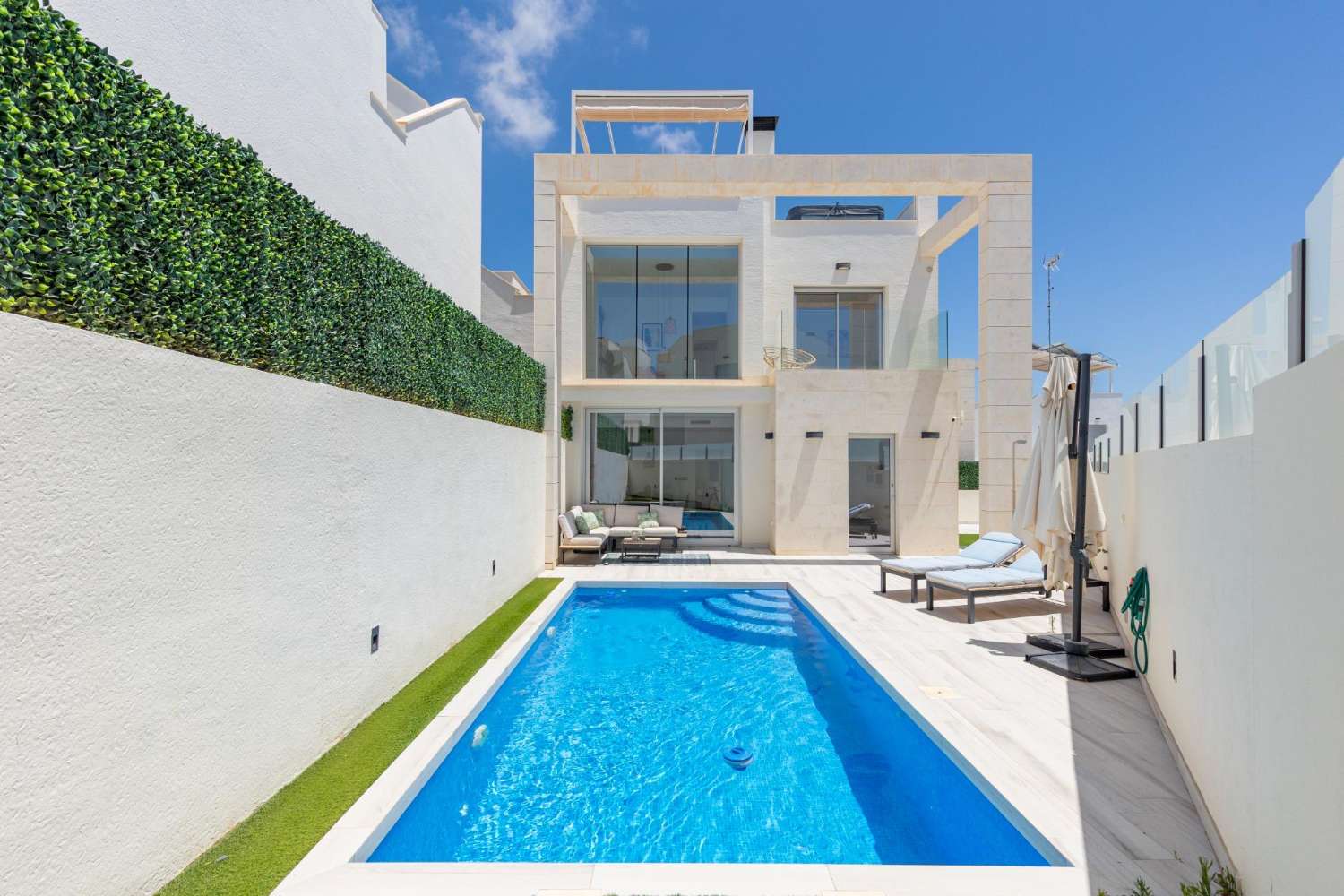 EXCLUSIEVE SEMI-NIEUWE VILLA MET PRIVÉZWEMBAD, GROTE KELDER EN ZEEZICHT IN LOMAS DE CABO ROIG