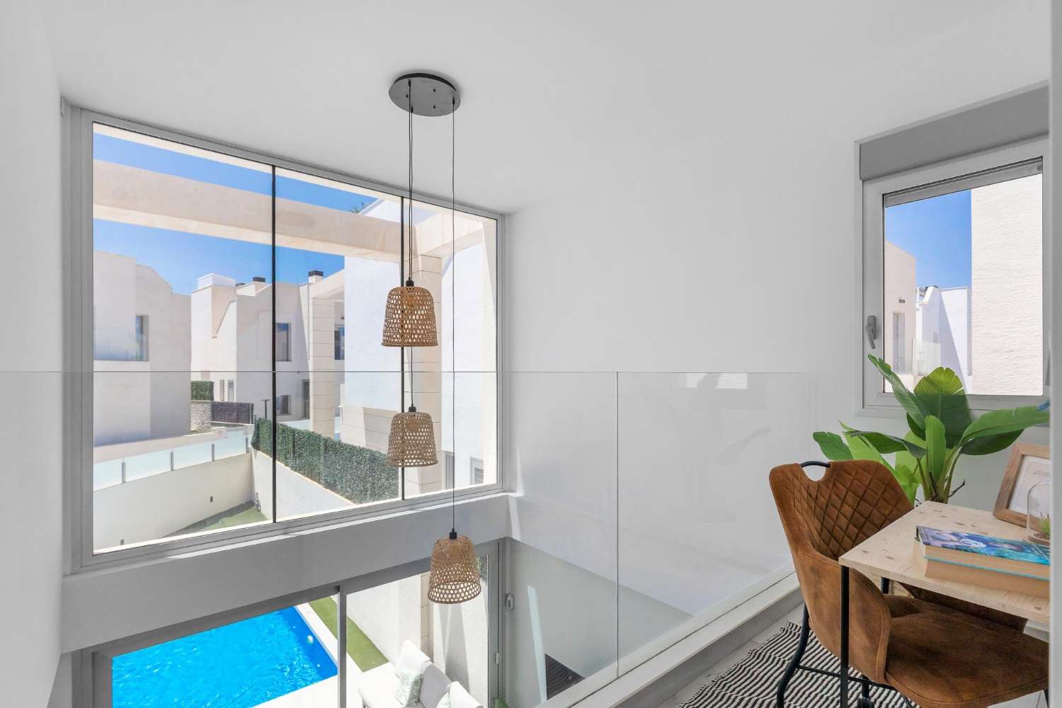 EXCLUSIEVE SEMI-NIEUWE VILLA MET PRIVÉZWEMBAD, GROTE KELDER EN ZEEZICHT IN LOMAS DE CABO ROIG