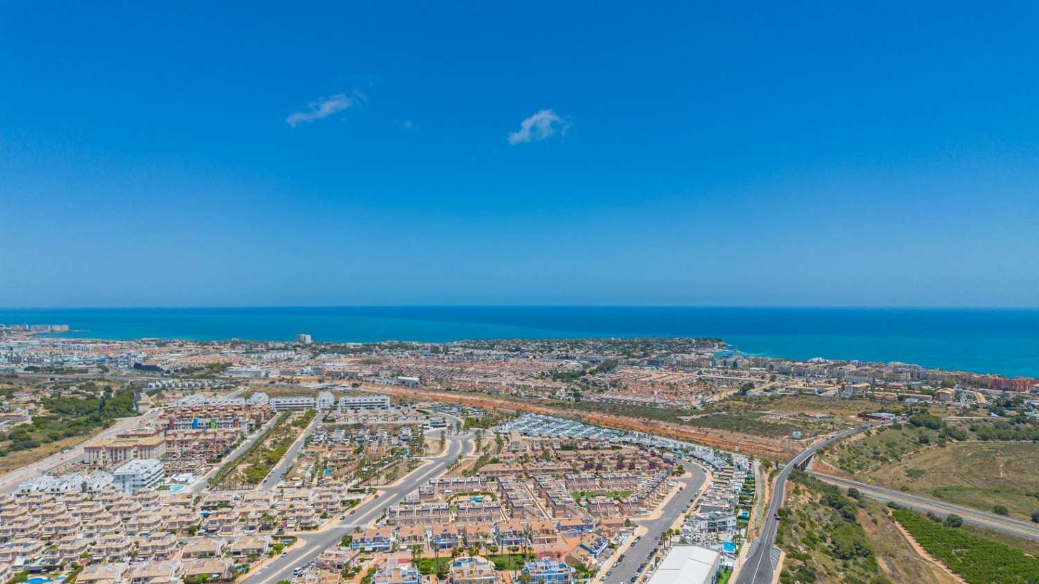 EXCLUSIEVE SEMI-NIEUWE VILLA MET PRIVÉZWEMBAD, GROTE KELDER EN ZEEZICHT IN LOMAS DE CABO ROIG