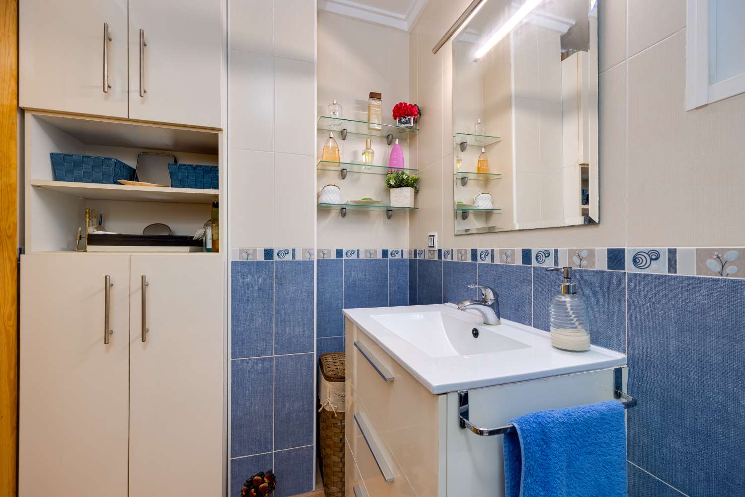 APARTAMENTO AMUEBLADO DE 2 DORMITORIOS A 500 METROS DEL MAR EN TORREVIEJA