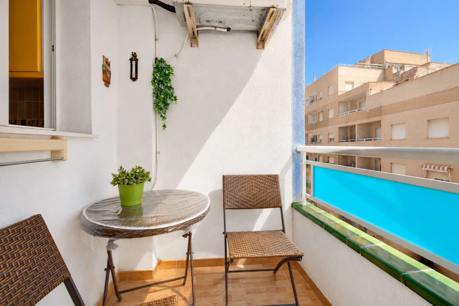 APARTAMENTO AMUEBLADO DE 2 DORMITORIOS A 500 METROS DEL MAR EN TORREVIEJA