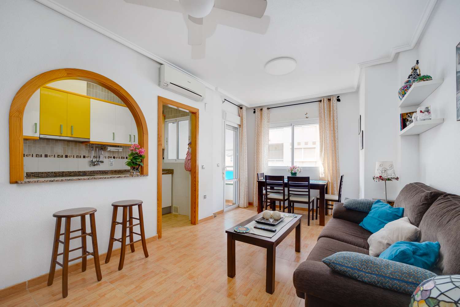APARTAMENTO AMUEBLADO DE 2 DORMITORIOS A 500 METROS DEL MAR EN TORREVIEJA