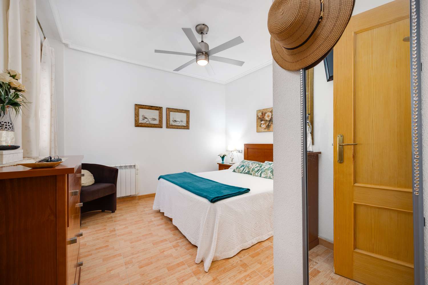 APARTAMENTO AMUEBLADO DE 2 DORMITORIOS A 500 METROS DEL MAR EN TORREVIEJA