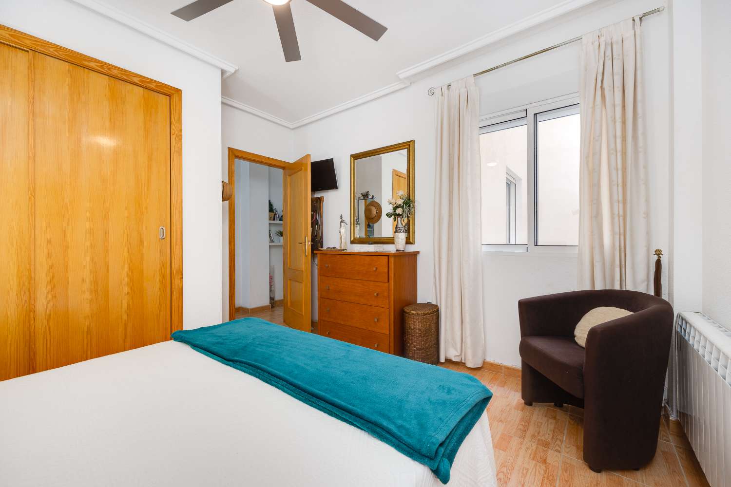 APARTAMENTO AMUEBLADO DE 2 DORMITORIOS A 500 METROS DEL MAR EN TORREVIEJA