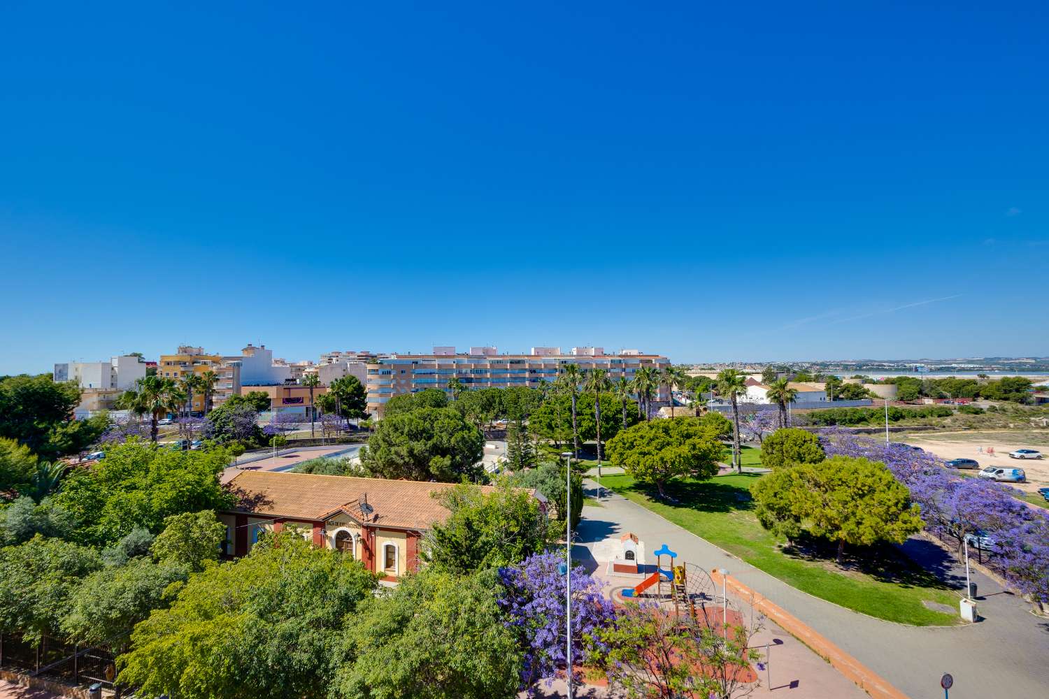APARTAMENTO AMUEBLADO DE 2 DORMITORIOS A 500 METROS DEL MAR EN TORREVIEJA