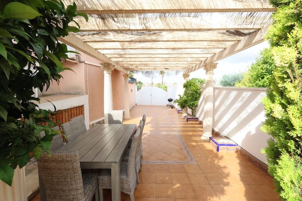 HÖRNHUS FRAMFÖR POOLEN MED PRIVAT TOMT, TRE SOVRUM OCH GARAGE I CIUDAD QUESADA