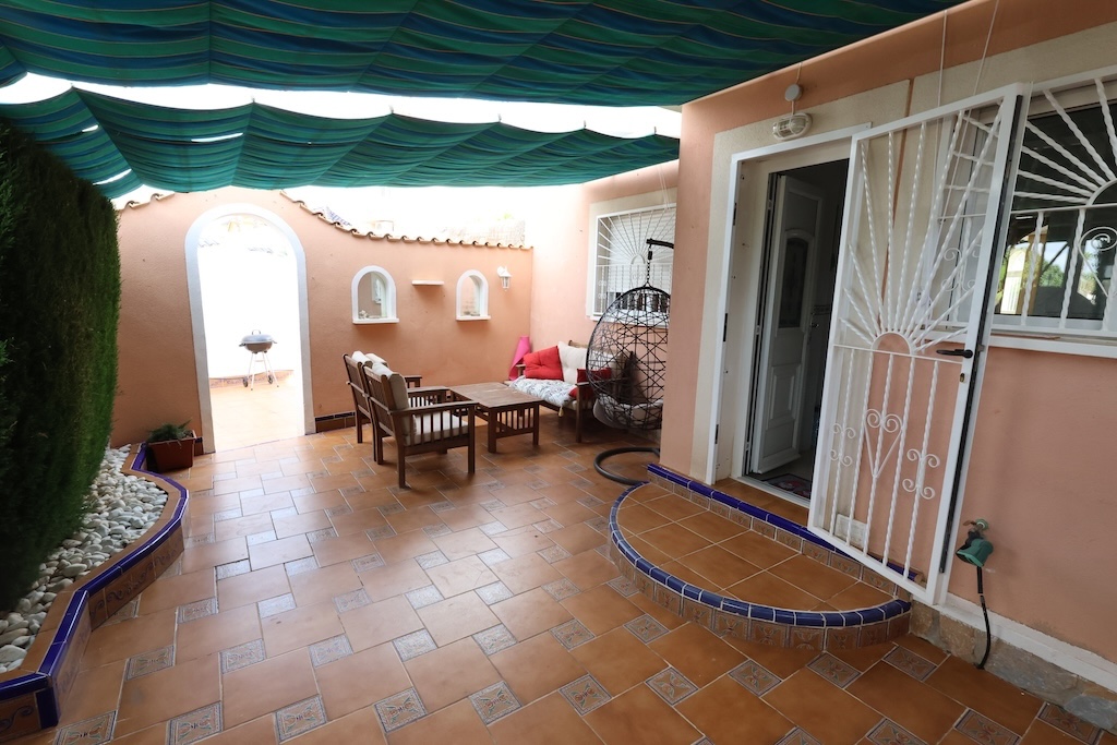HÖRNHUS FRAMFÖR POOLEN MED PRIVAT TOMT, TRE SOVRUM OCH GARAGE I CIUDAD QUESADA