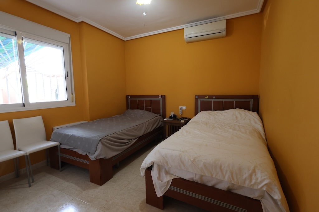 HÖRNHUS FRAMFÖR POOLEN MED PRIVAT TOMT, TRE SOVRUM OCH GARAGE I CIUDAD QUESADA