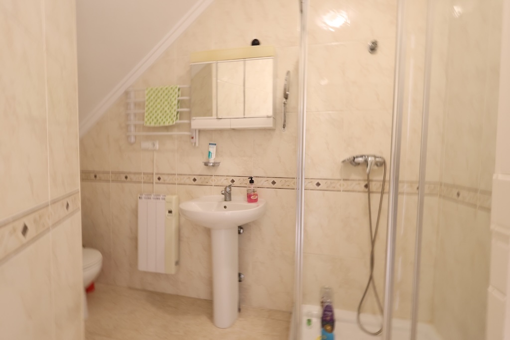 HÖRNHUS FRAMFÖR POOLEN MED PRIVAT TOMT, TRE SOVRUM OCH GARAGE I CIUDAD QUESADA