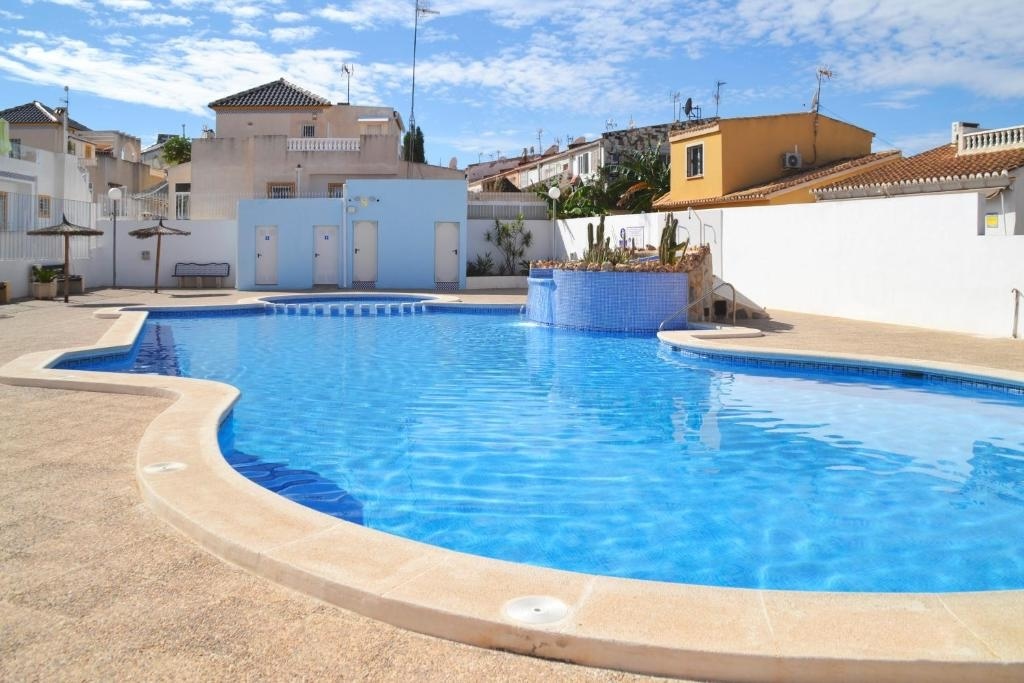 HÖRNVILLAN MED PARHUS OCH STOR TOMT, SOLARIUM OCH GEMENSAM POOL PÅ BALKONGERNA