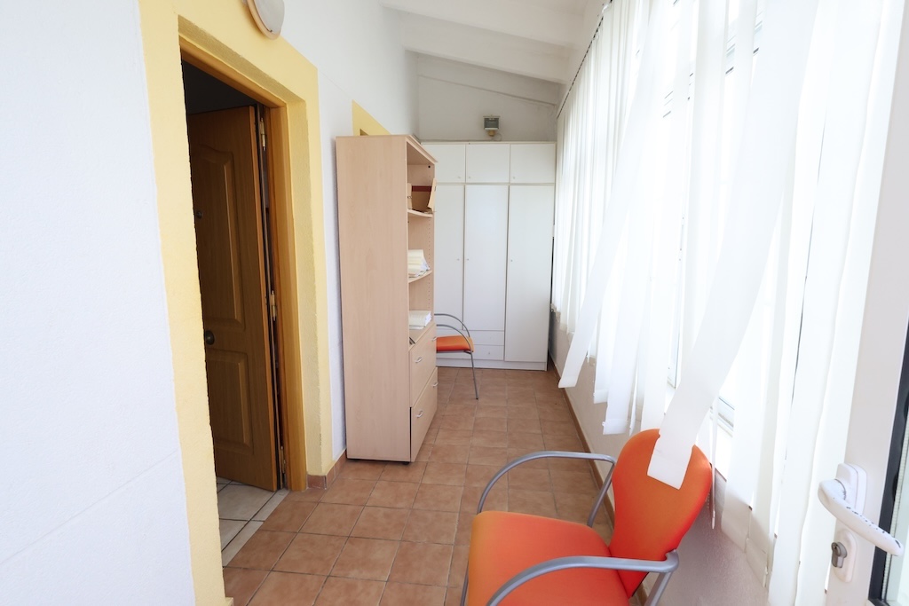 HÖRNVILLAN MED PARHUS OCH STOR TOMT, SOLARIUM OCH GEMENSAM POOL PÅ BALKONGERNA