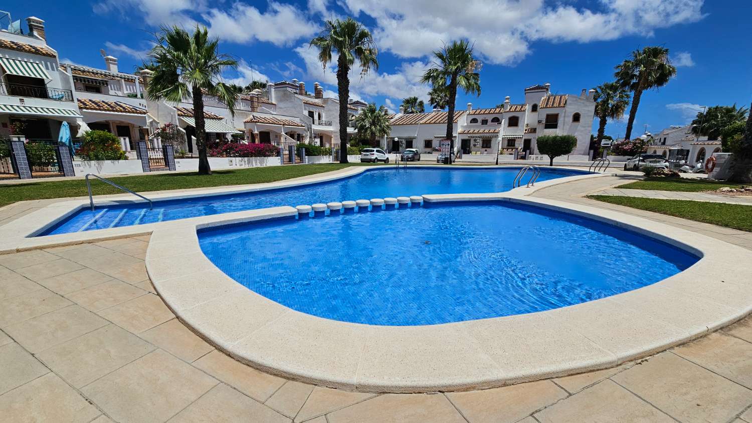 ADOSADO CON SOLÁRIUM, PISCINA COMUNITARIA Y ORIENTACIÓN ESTE-OESTE EN VILLAMARTÍN PAU-8