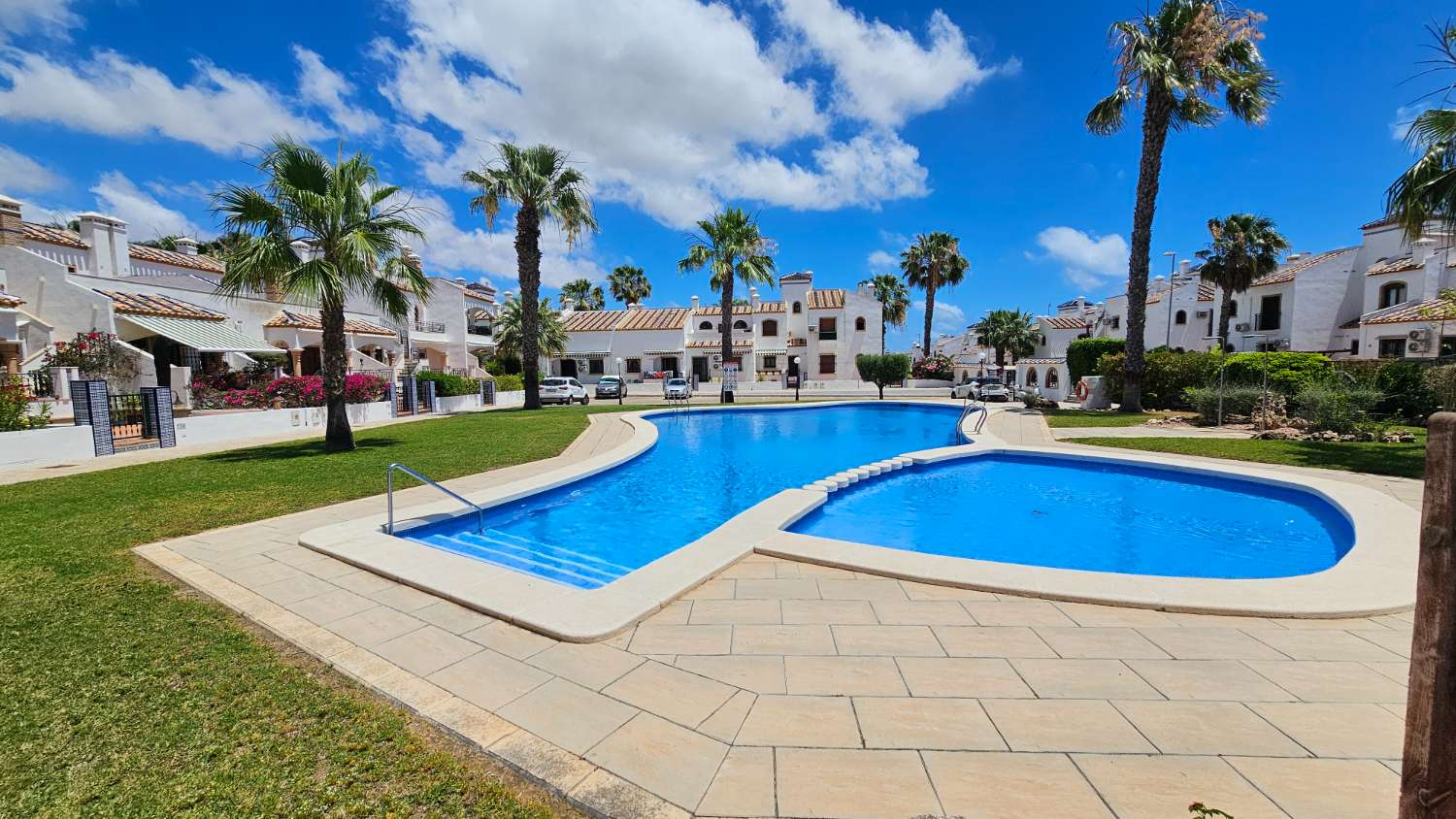 ADOSADO CON SOLÁRIUM, PISCINA COMUNITARIA Y ORIENTACIÓN ESTE-OESTE EN VILLAMARTÍN PAU-8