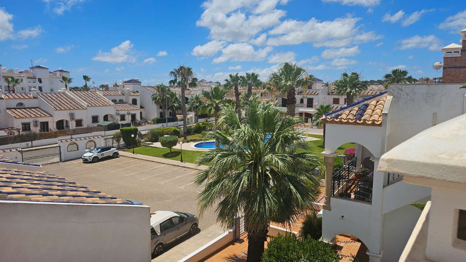 ADOSADO CON SOLÁRIUM, PISCINA COMUNITARIA Y ORIENTACIÓN ESTE-OESTE EN VILLAMARTÍN PAU-8