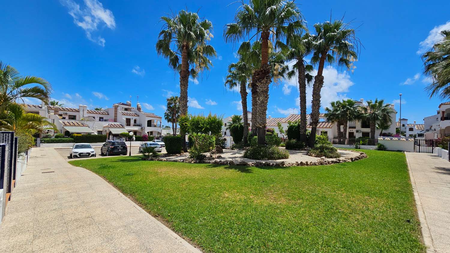 ADOSADO CON SOLÁRIUM, PISCINA COMUNITARIA Y ORIENTACIÓN ESTE-OESTE EN VILLAMARTÍN PAU-8