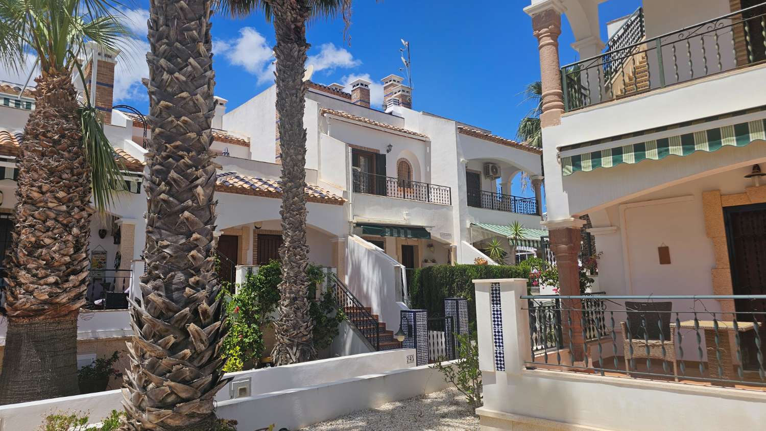 ADOSADO CON SOLÁRIUM, PISCINA COMUNITARIA Y ORIENTACIÓN ESTE-OESTE EN VILLAMARTÍN PAU-8