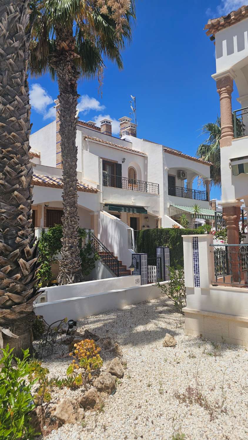 ADOSADO CON SOLÁRIUM, PISCINA COMUNITARIA Y ORIENTACIÓN ESTE-OESTE EN VILLAMARTÍN PAU-8