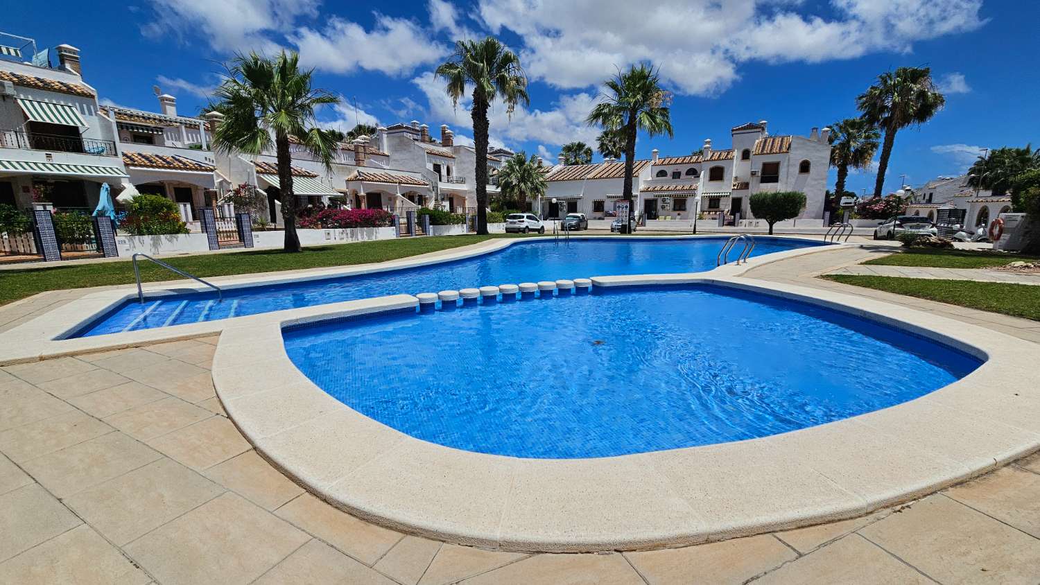 ADOSADO CON SOLÁRIUM, PISCINA COMUNITARIA Y ORIENTACIÓN ESTE-OESTE EN VILLAMARTÍN PAU-8