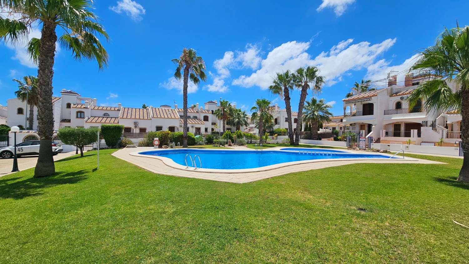 ADOSADO CON SOLÁRIUM, PISCINA COMUNITARIA Y ORIENTACIÓN ESTE-OESTE EN VILLAMARTÍN PAU-8