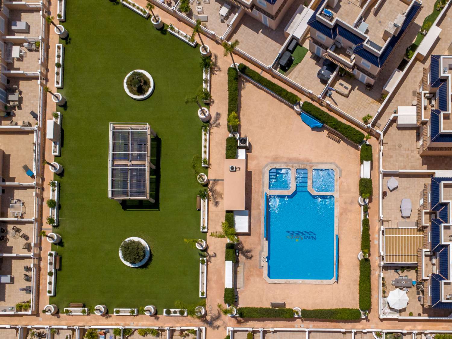 ADOSADO DE LUJO EN ESQUINA CON PISCINA PRIVADA, SOLÁRIUM Y VISTAS AL MAR EN LOMAS DE CABO ROIG