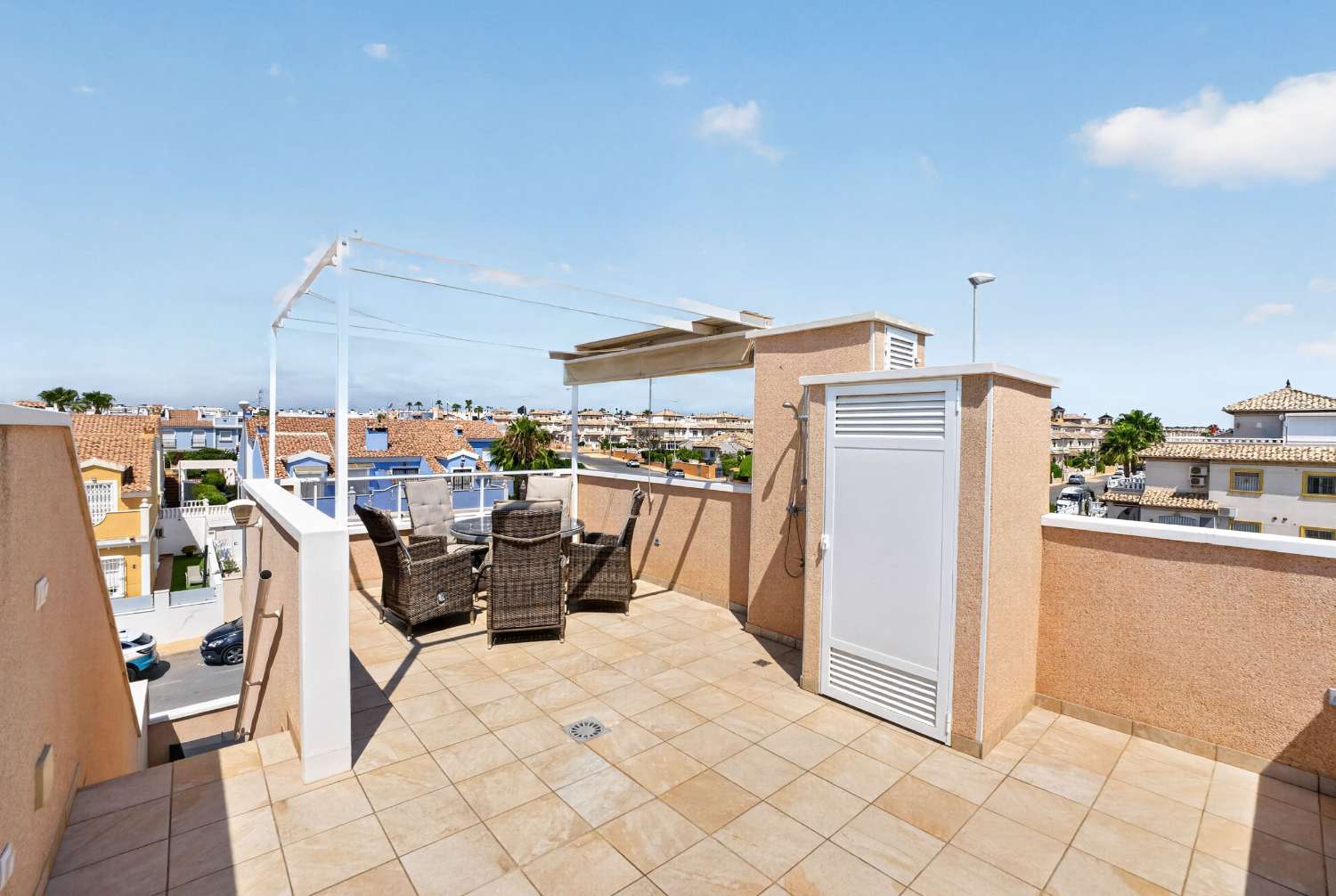ADOSADO DE LUJO EN ESQUINA CON PISCINA PRIVADA, SOLÁRIUM Y VISTAS AL MAR EN LOMAS DE CABO ROIG
