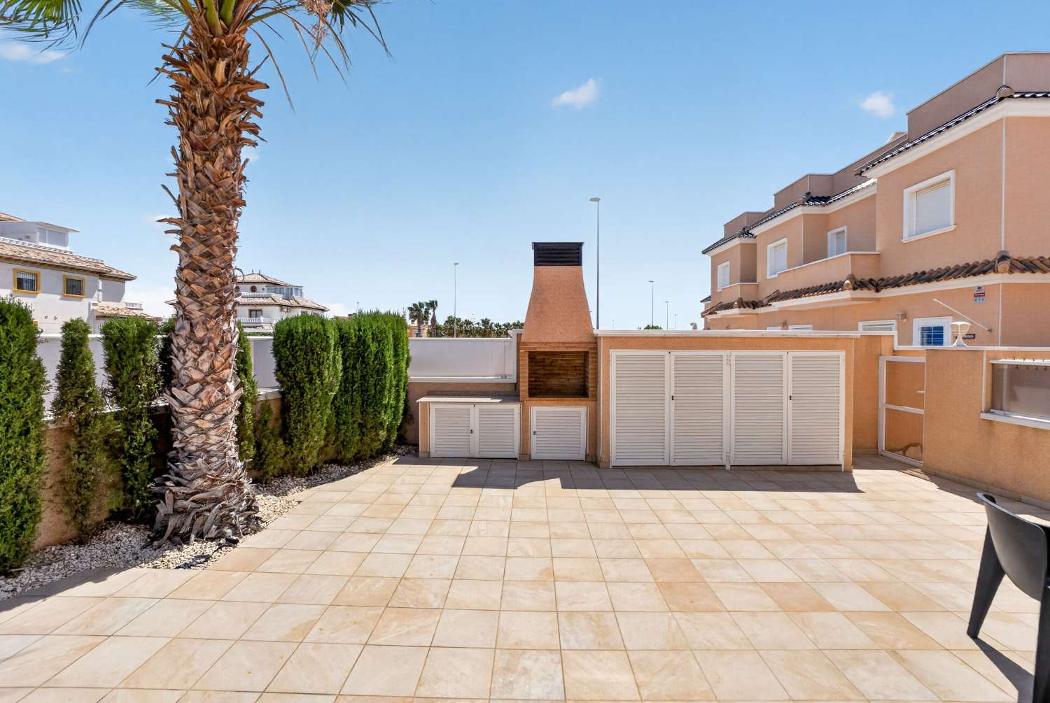 ADOSADO DE LUJO EN ESQUINA CON PISCINA PRIVADA, SOLÁRIUM Y VISTAS AL MAR EN LOMAS DE CABO ROIG