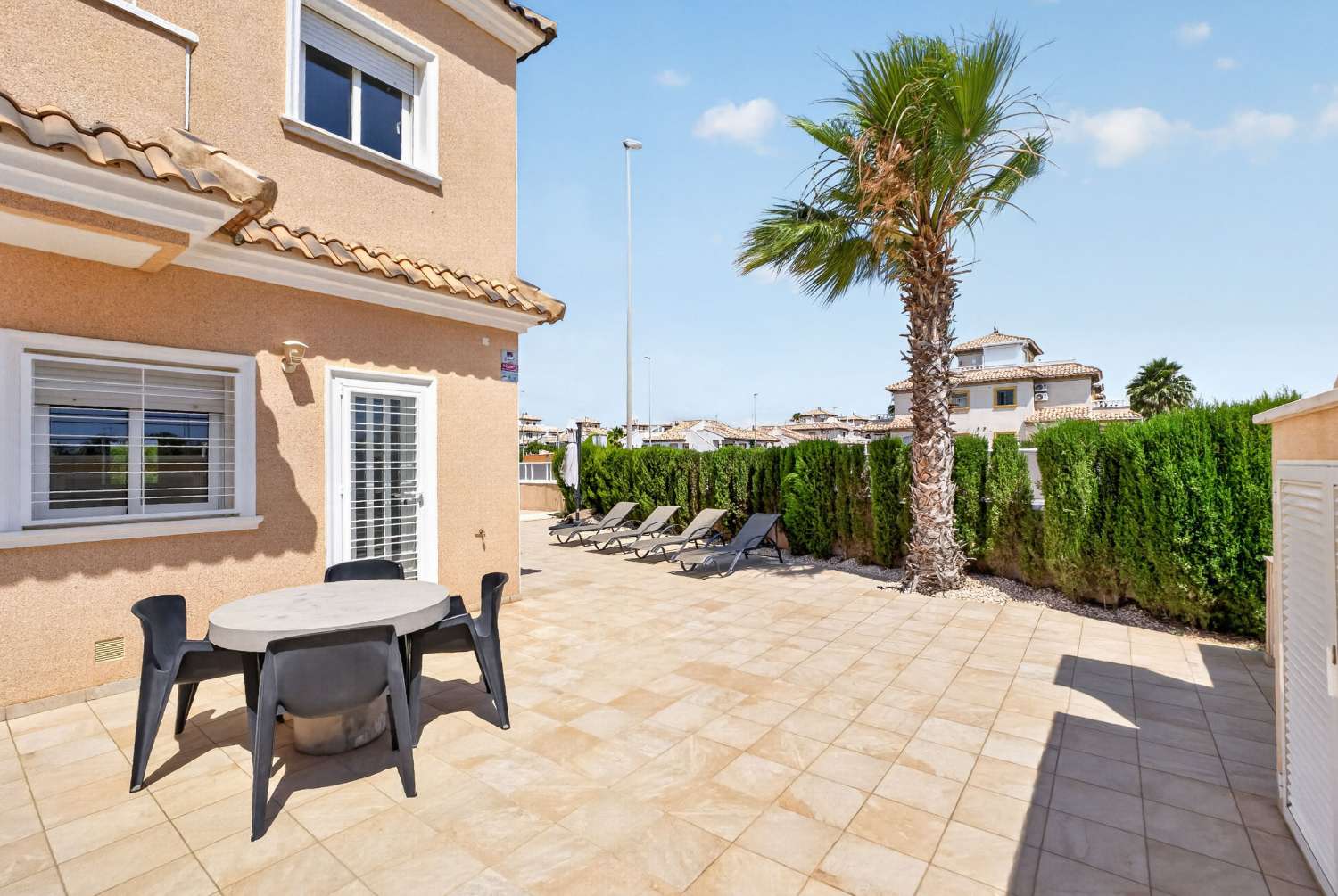 ADOSADO DE LUJO EN ESQUINA CON PISCINA PRIVADA, SOLÁRIUM Y VISTAS AL MAR EN LOMAS DE CABO ROIG