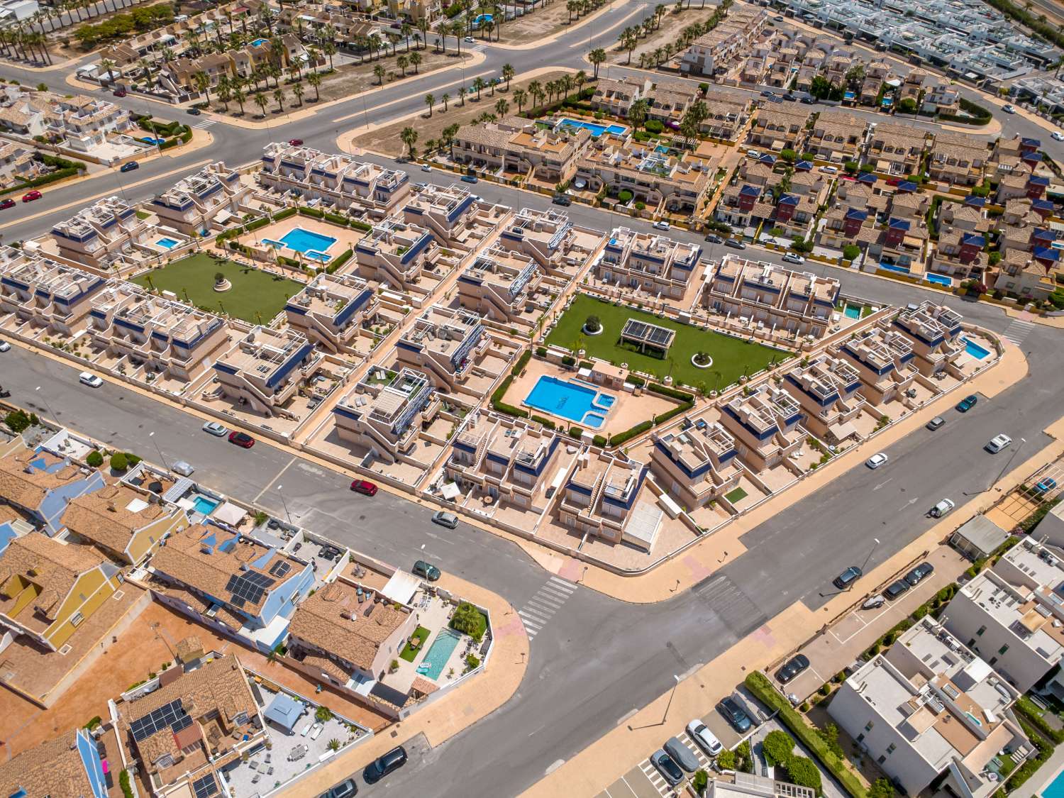 ADOSADO DE LUJO EN ESQUINA CON PISCINA PRIVADA, SOLÁRIUM Y VISTAS AL MAR EN LOMAS DE CABO ROIG