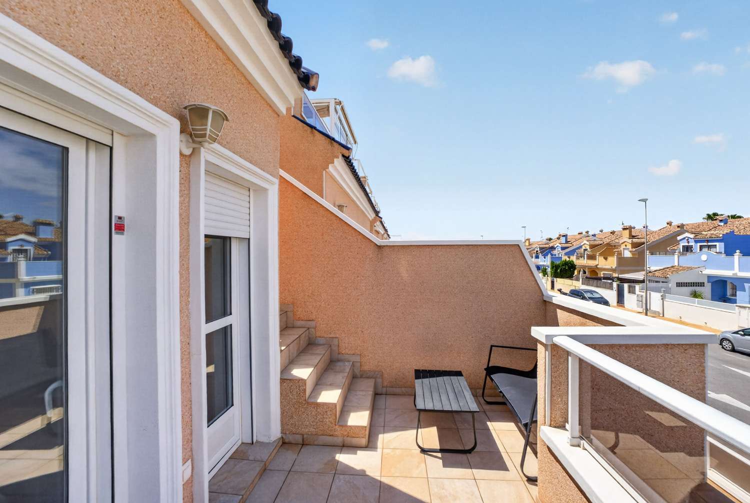 ADOSADO DE LUJO EN ESQUINA CON PISCINA PRIVADA, SOLÁRIUM Y VISTAS AL MAR EN LOMAS DE CABO ROIG