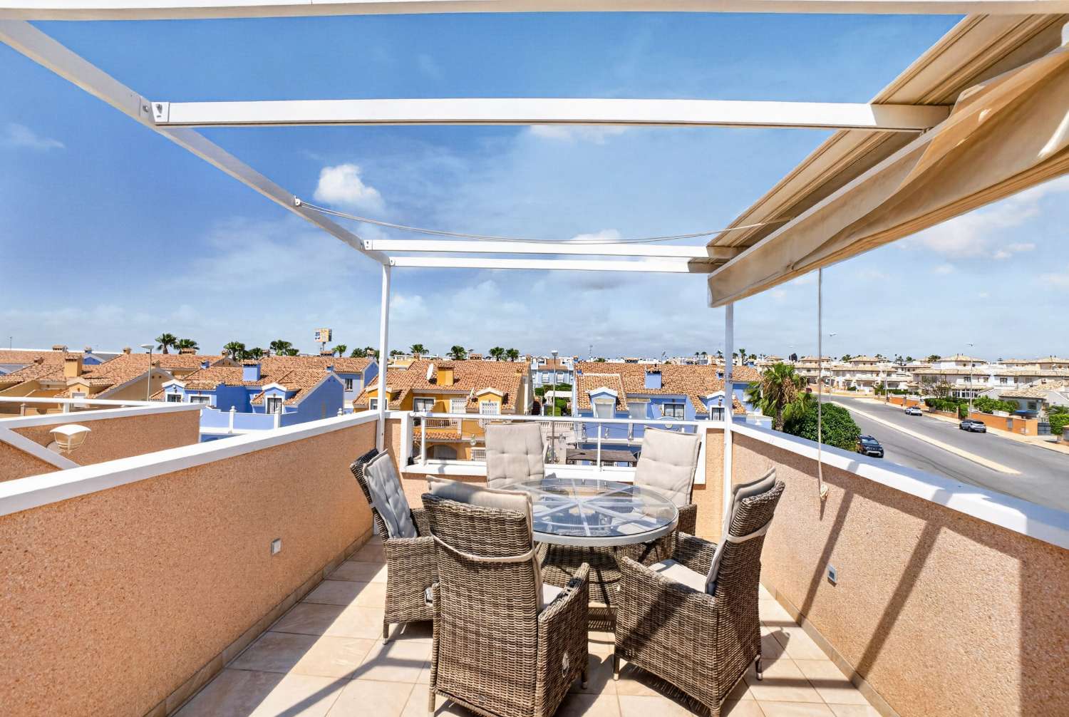 ADOSADO DE LUJO EN ESQUINA CON PISCINA PRIVADA, SOLÁRIUM Y VISTAS AL MAR EN LOMAS DE CABO ROIG