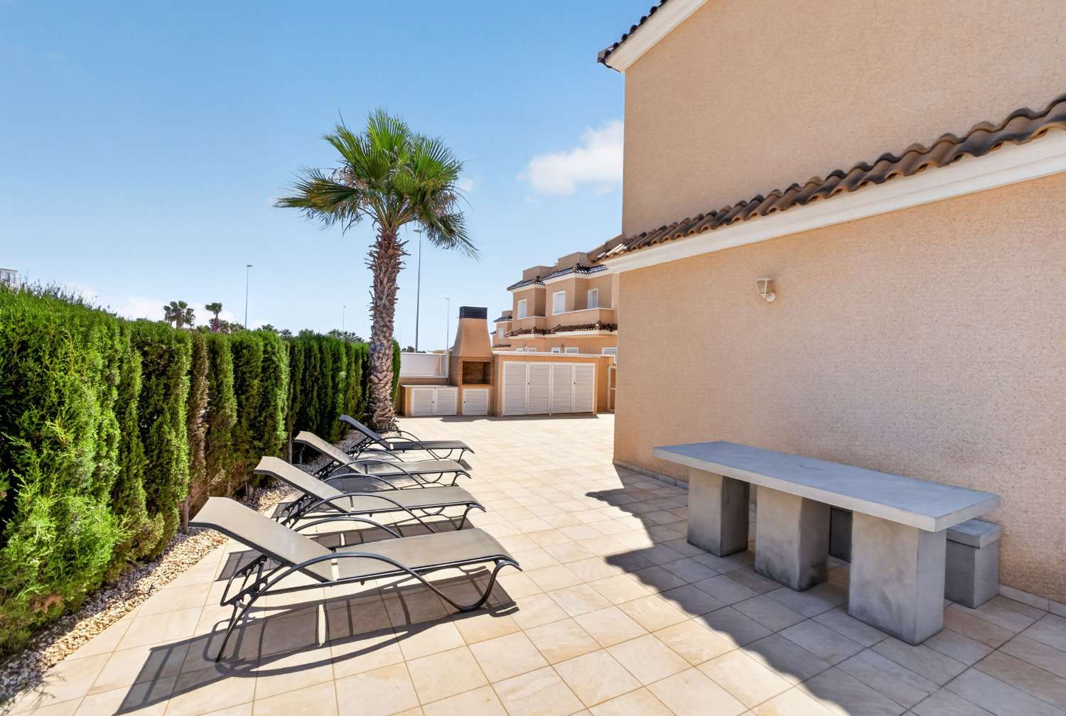 ADOSADO DE LUJO EN ESQUINA CON PISCINA PRIVADA, SOLÁRIUM Y VISTAS AL MAR EN LOMAS DE CABO ROIG