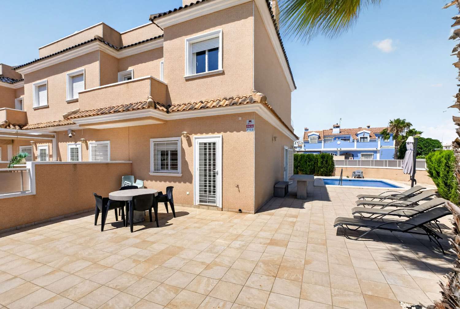 ADOSADO DE LUJO EN ESQUINA CON PISCINA PRIVADA, SOLÁRIUM Y VISTAS AL MAR EN LOMAS DE CABO ROIG