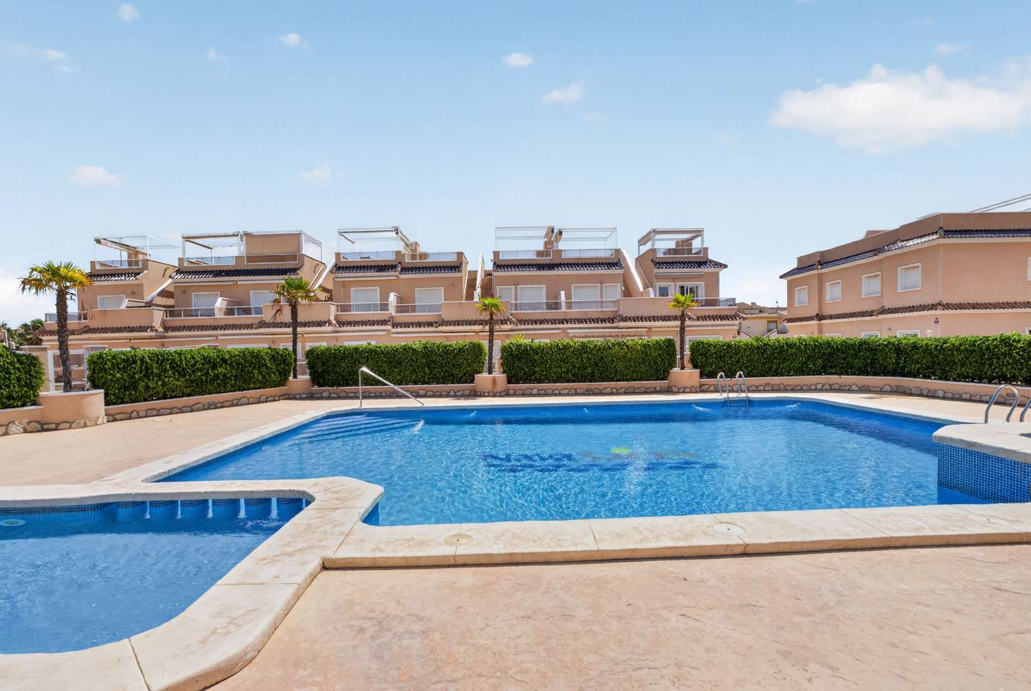 ADOSADO DE LUJO EN ESQUINA CON PISCINA PRIVADA, SOLÁRIUM Y VISTAS AL MAR EN LOMAS DE CABO ROIG