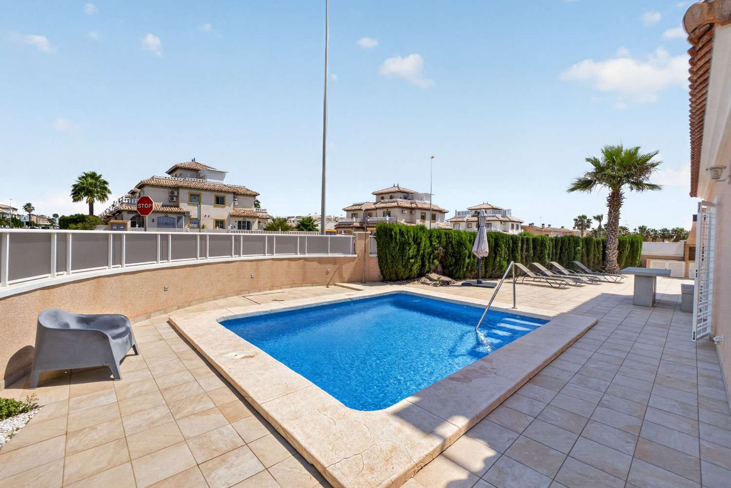 ADOSADO DE LUJO EN ESQUINA CON PISCINA PRIVADA, SOLÁRIUM Y VISTAS AL MAR EN LOMAS DE CABO ROIG